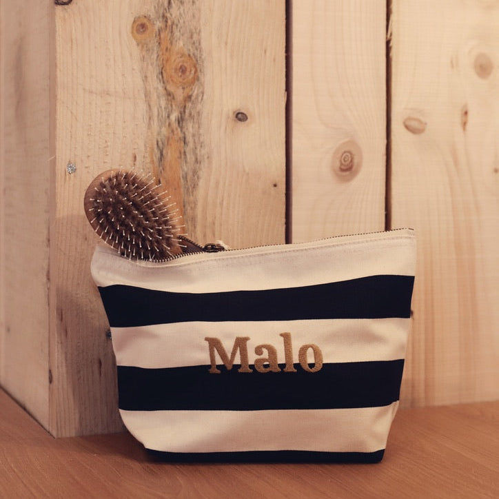 Trousse brodée