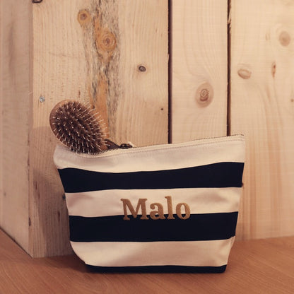 Trousse brodée